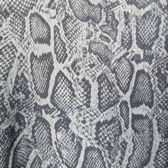 NWT Ena Pelly Blue Snakeskin Short Sleeve Button Front Top Size 6 - Picture 4 of 11